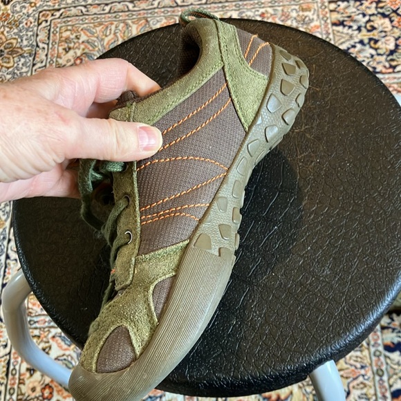 Keen hiking shoes in green and brown with orange stitching. - Picture 9 of 12